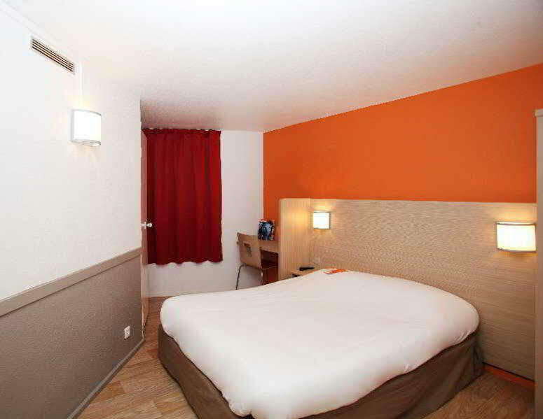 F1 Hotel